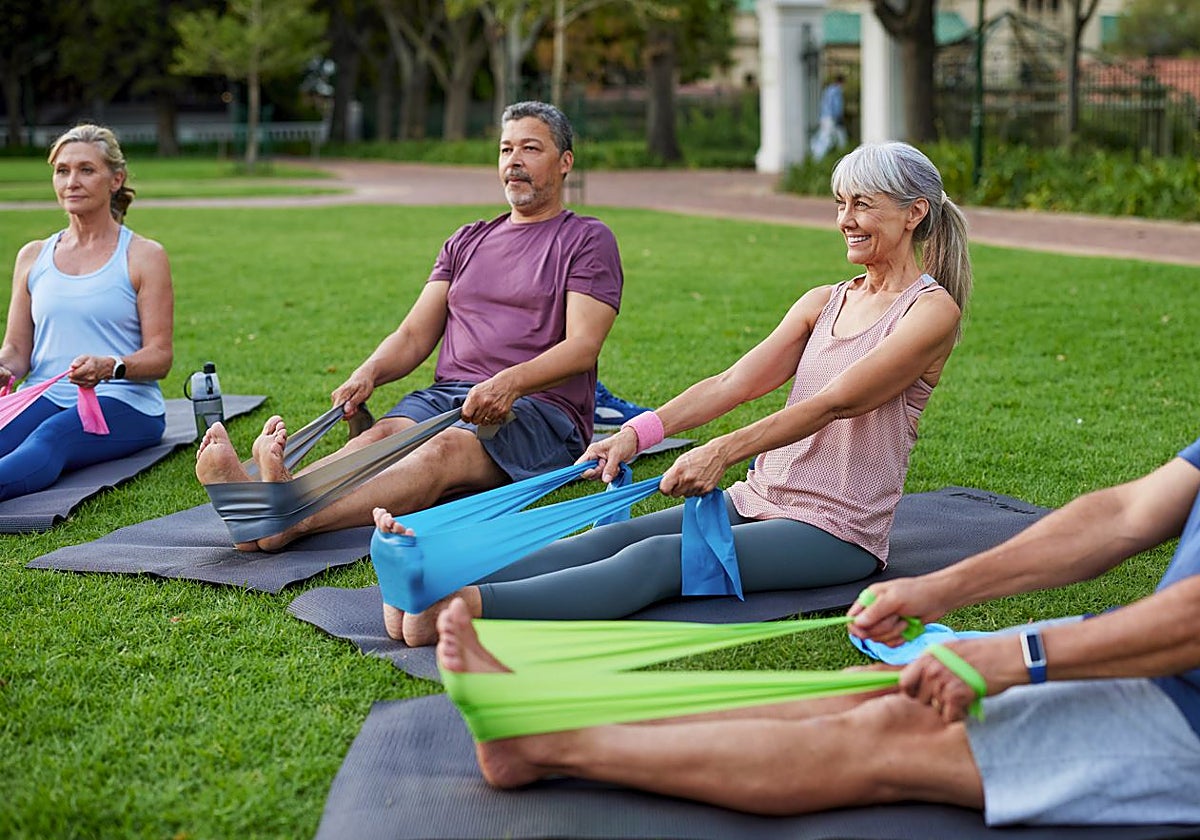 Gente normal y corriente haciendo ejercicio en un parque