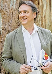 Imagen - Corfulness no es utópica en el sentido de inalcanzable, pero sí requiere una conversión personal y colectiva: pasar de vivir hacia afuera, dominados por la inmediatez y la superficialidad digital, a vivir desde adentro hacia afuera, guiados por nuestros valores más profundos en la entrega a los demás.