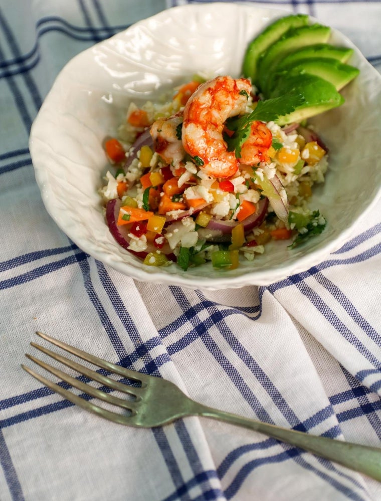 Ensalada de coliarroz con langostinos