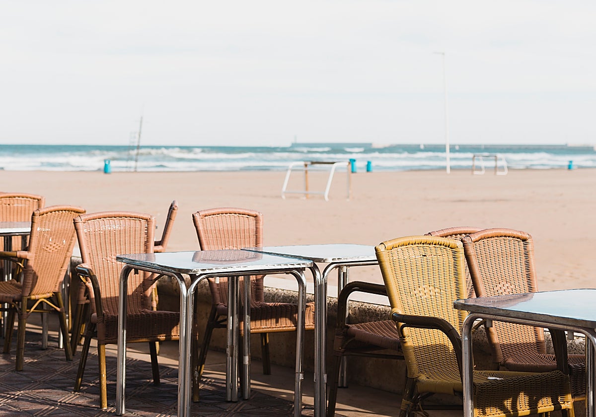 Los chiringuitos se convierten en nuestra segunda casa durante las vacaciones