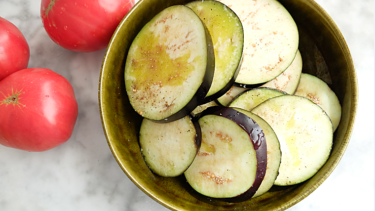 Hay que cortar las berenjenas en rodas y salpimentarlas