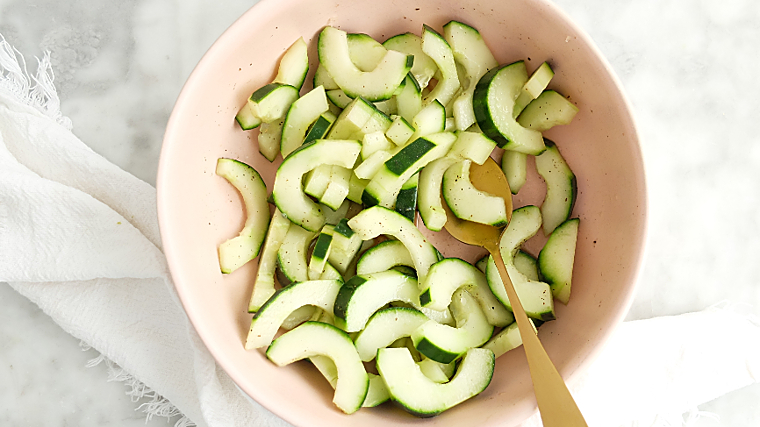 Después de cortarlo, se añaden varios ingredientes