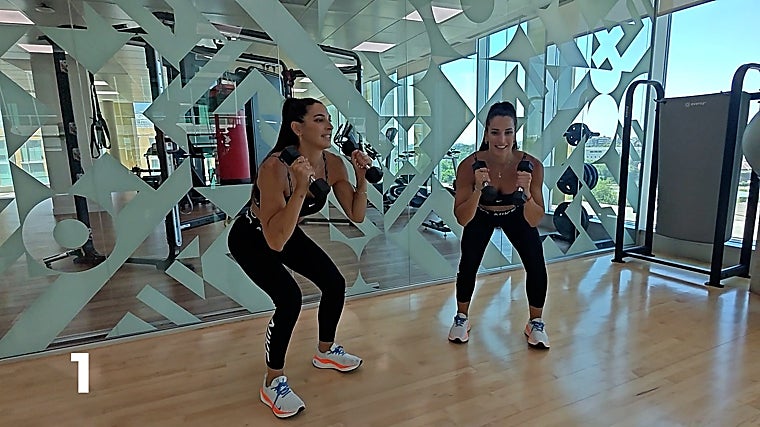 Cuatro ejercicios con mancuernas para fortalecer todos los músculos del cuerpo