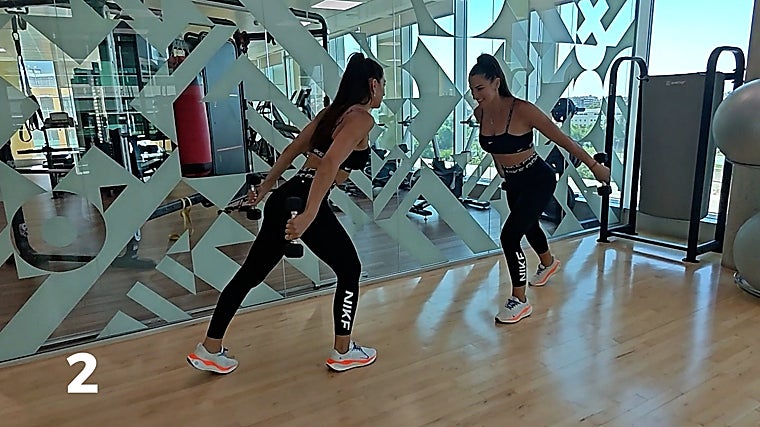 Cuatro ejercicios con mancuernas para fortalecer todos los músculos del cuerpo