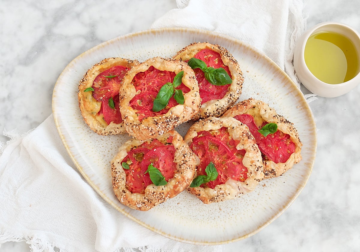 Hojaldres de queso y tomate: la receta de horno para disfrutar cuidándose