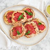 Hojaldres de queso y tomate: la receta de horno para disfrutar cuidándose