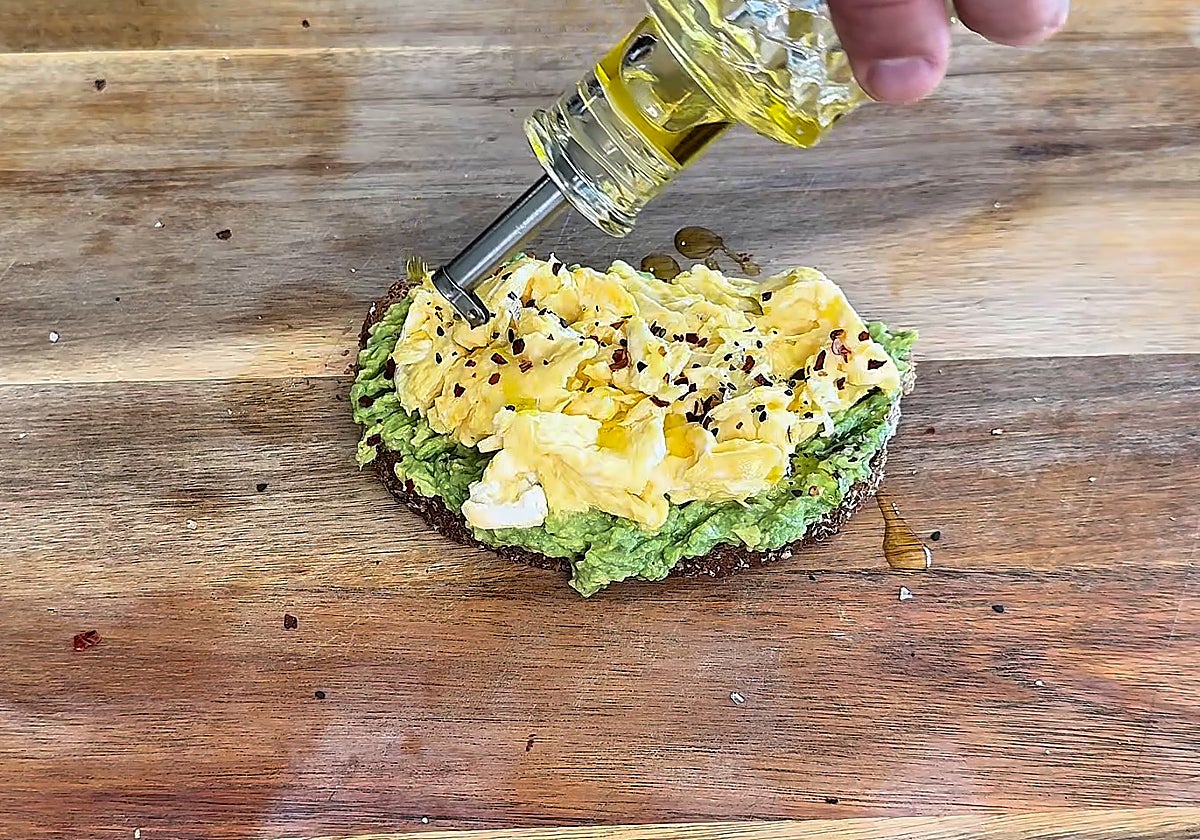 Tosta de huevos revueltos con aguacate aliñado: cómo preparar el desayuno perfecto