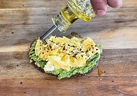 Tosta de huevos revueltos con aguacate aliñado: cómo preparar el desayuno perfecto