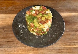 Timbal de queso fresco, tomate y aguacate: la cena ligera que se prepara en cinco minutos