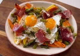 Huevos rotos con boniatos y espárragos