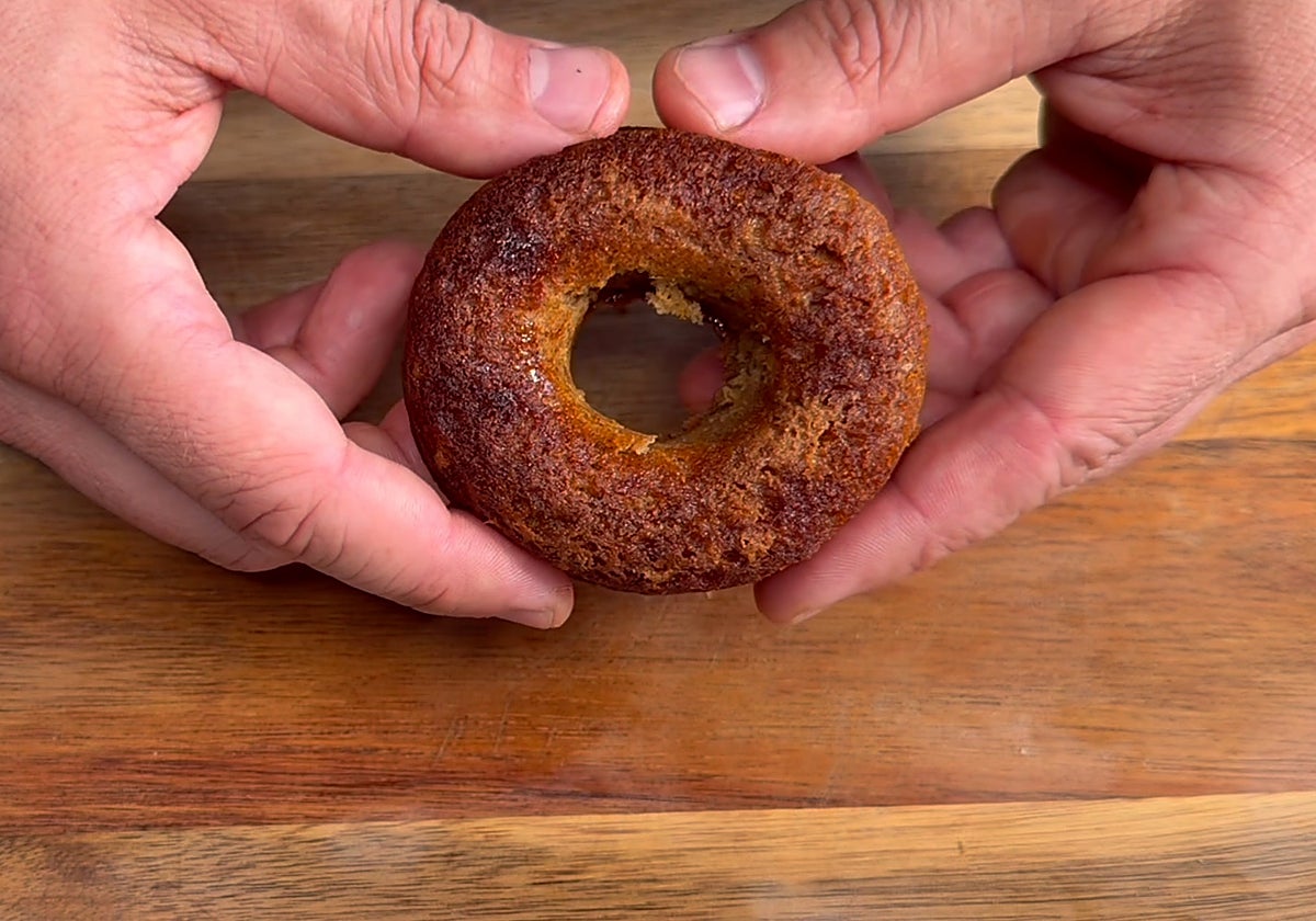 Así se preparan donuts saludables.