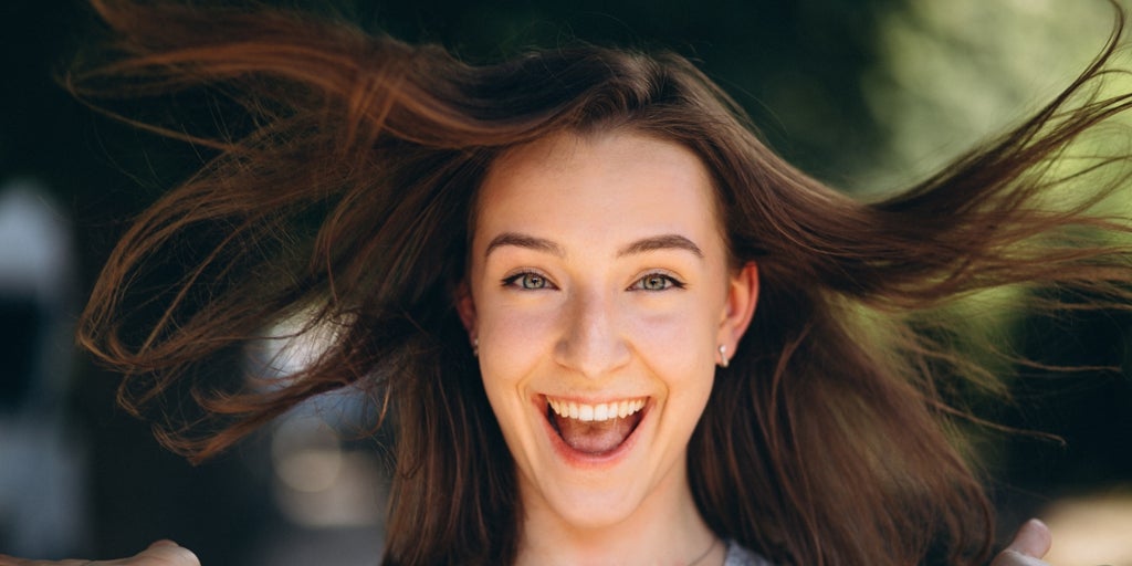 Qué comer para reducir la caída del pelo: nutrientes esenciales para que luzca sano y bonito