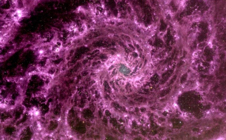Nueva sorpresa del Webb: el telescopio revela el misterioso y polvoriento centro de la 'galaxia perfecta' NGC 628