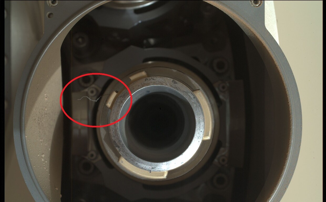 El rover Mars Perseverance de la NASA tomó esta imagen usando su cámara SHERLOC WATSON , ubicada en la torreta al final del brazo robótico del rover. Esta imagen fue adquirida el 4 de agosto de 2022