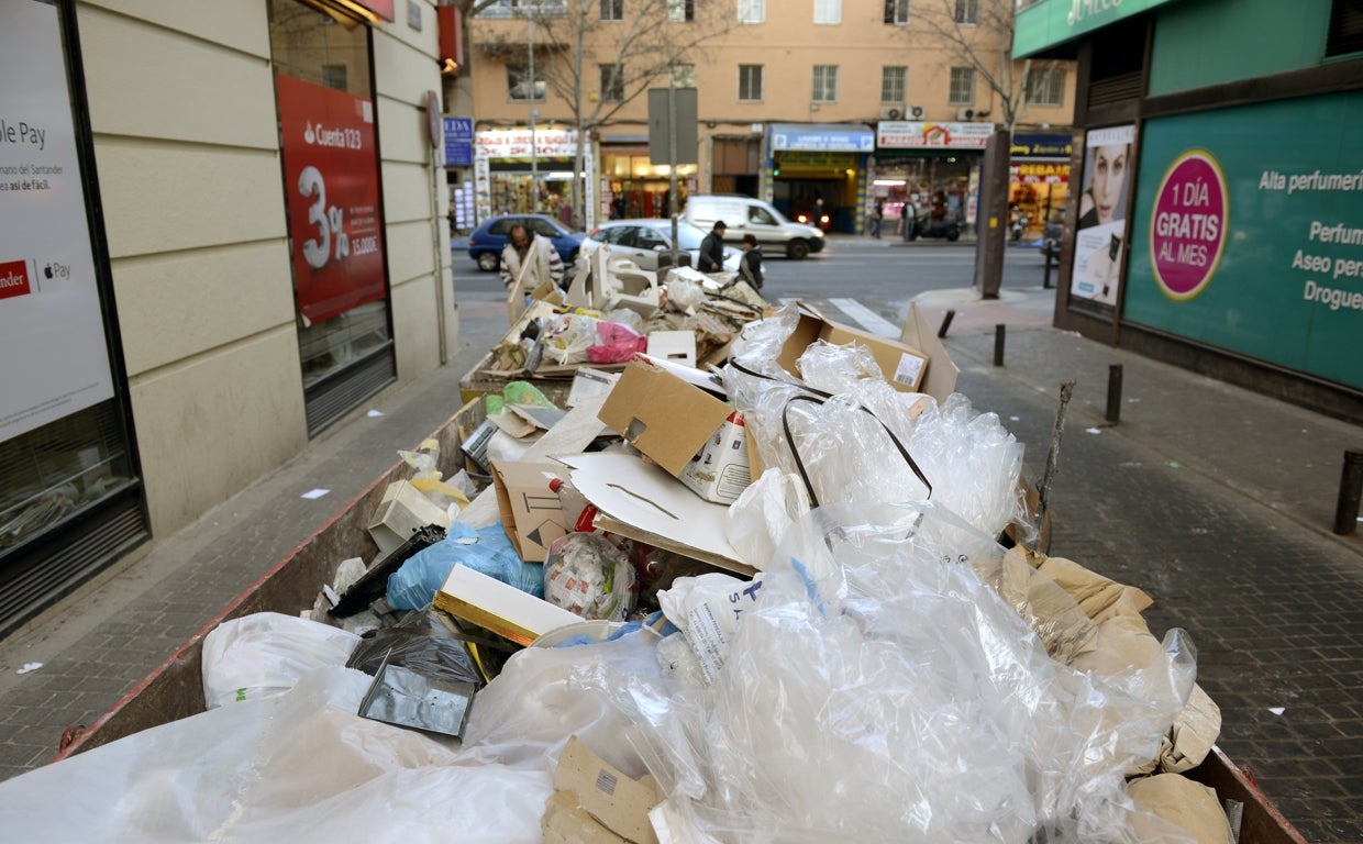 Los productos PFAS están presentes en textiles, papel y materiales para envasar, así como baterías de cocina antiadherentes, entre otros