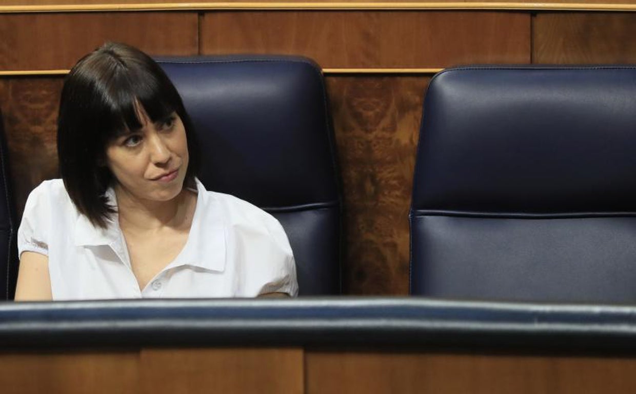 La ministra de Ciencia e Innovación, Diana Morant, durante la sesión extraordinaria en el Congreso de los Diputados