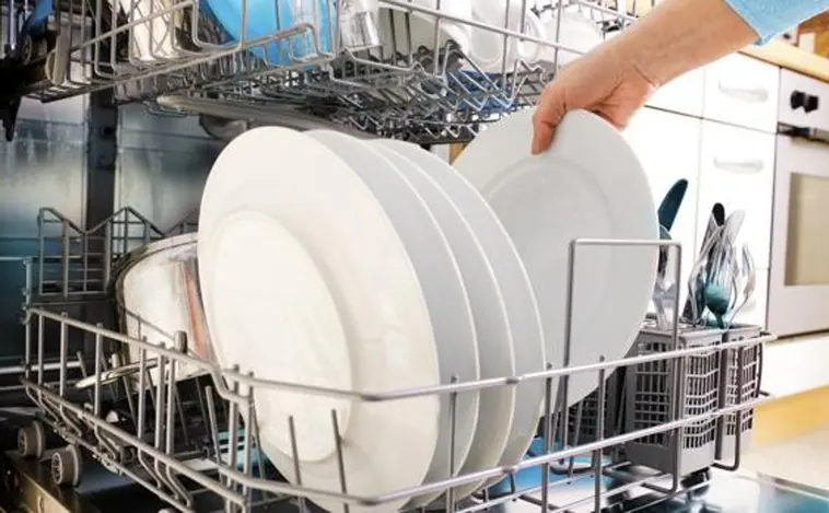 La forma de lavar los platos sin jabón que promete ser más segura y económica