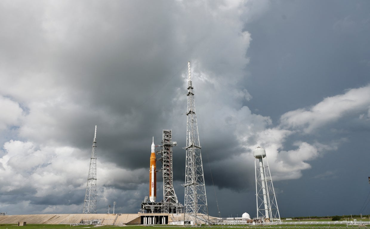 El cohete SLS en la plataforma de despegue de Cabo Cañaveral