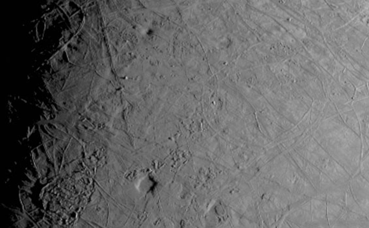 La compleja superficie cubierta de hielo de la luna Europa, captada por Juno