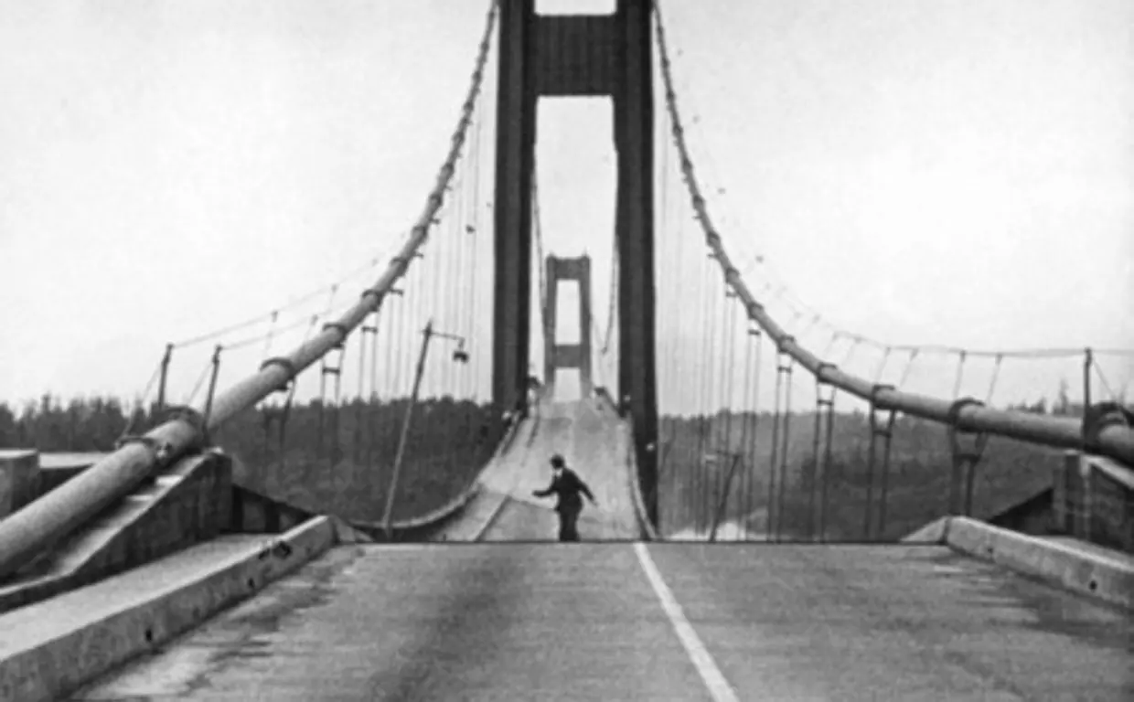 El puente de Tacoma Narrows colapsó en 1940, mismo año de su inauguración