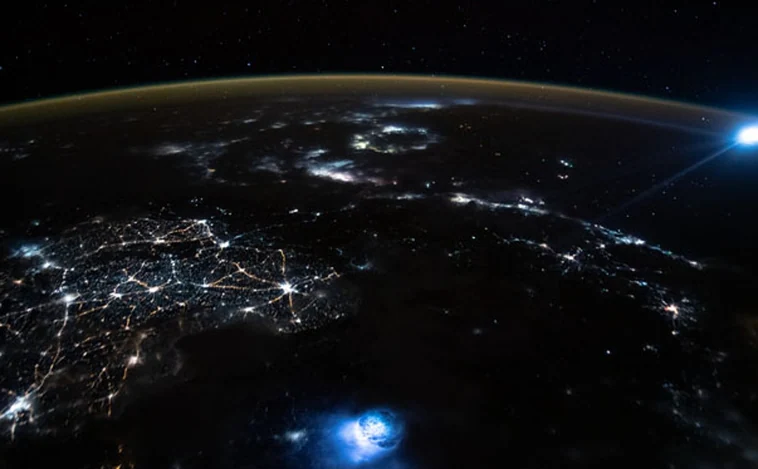 ¿Qué son estas extrañas luces captadas desde la Estación Espacial Internacional?