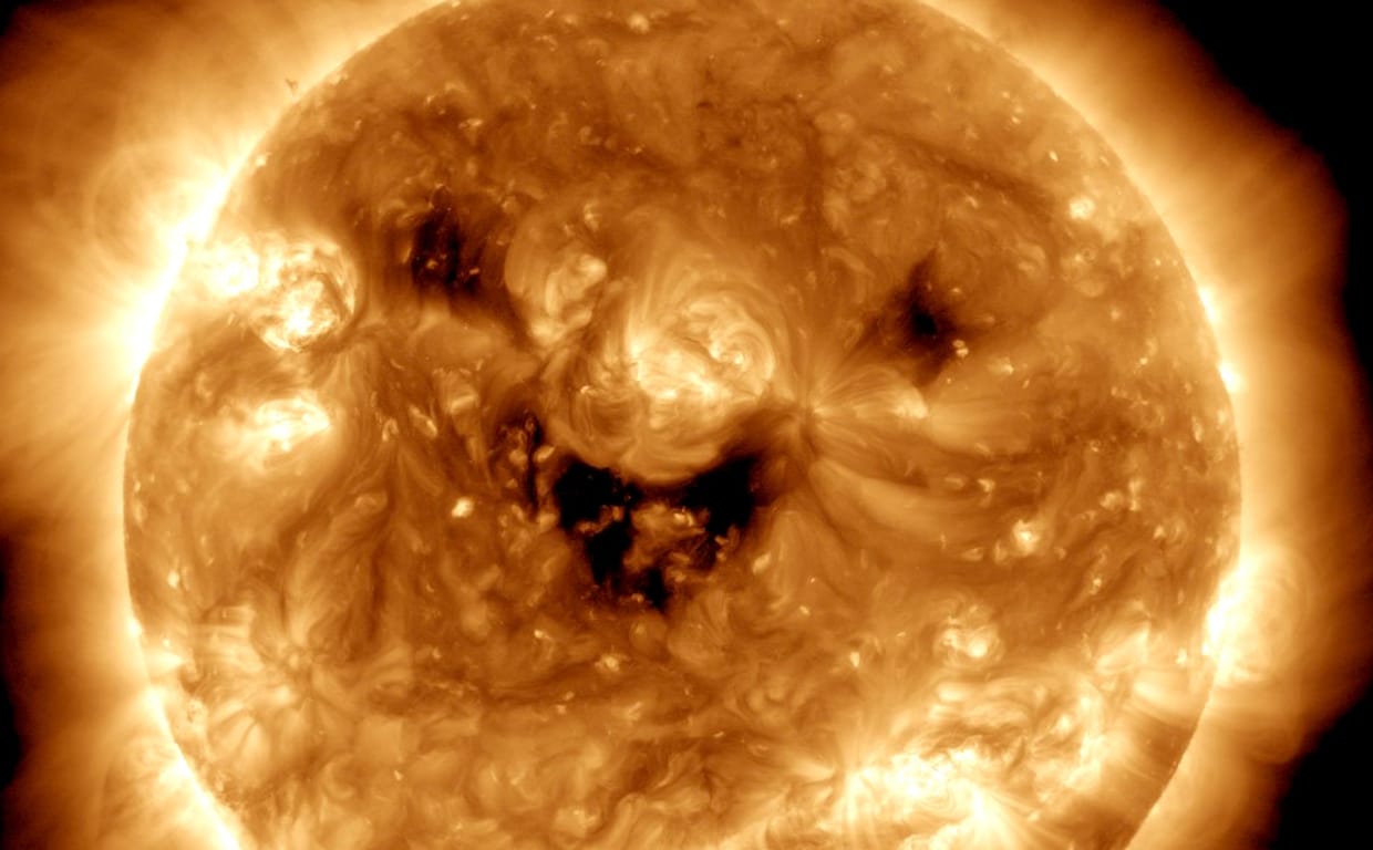 La foto del Sol 'sonriendo' pone en alerta a la comunidad científica