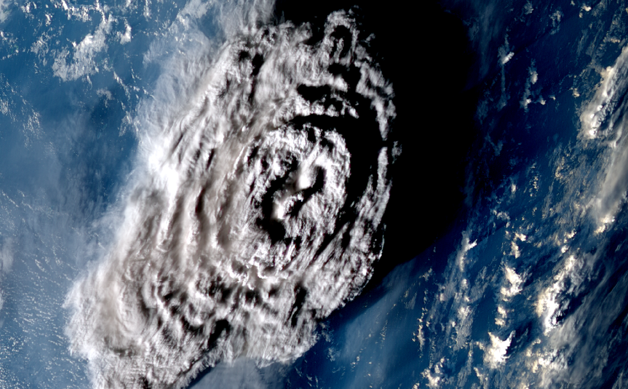 Vista ampliada de la erupción, tomada por el sátelite Himawari-8 de Japón el 15 de enero de 2022, unos 100 minutos después de que comenzara la erupción