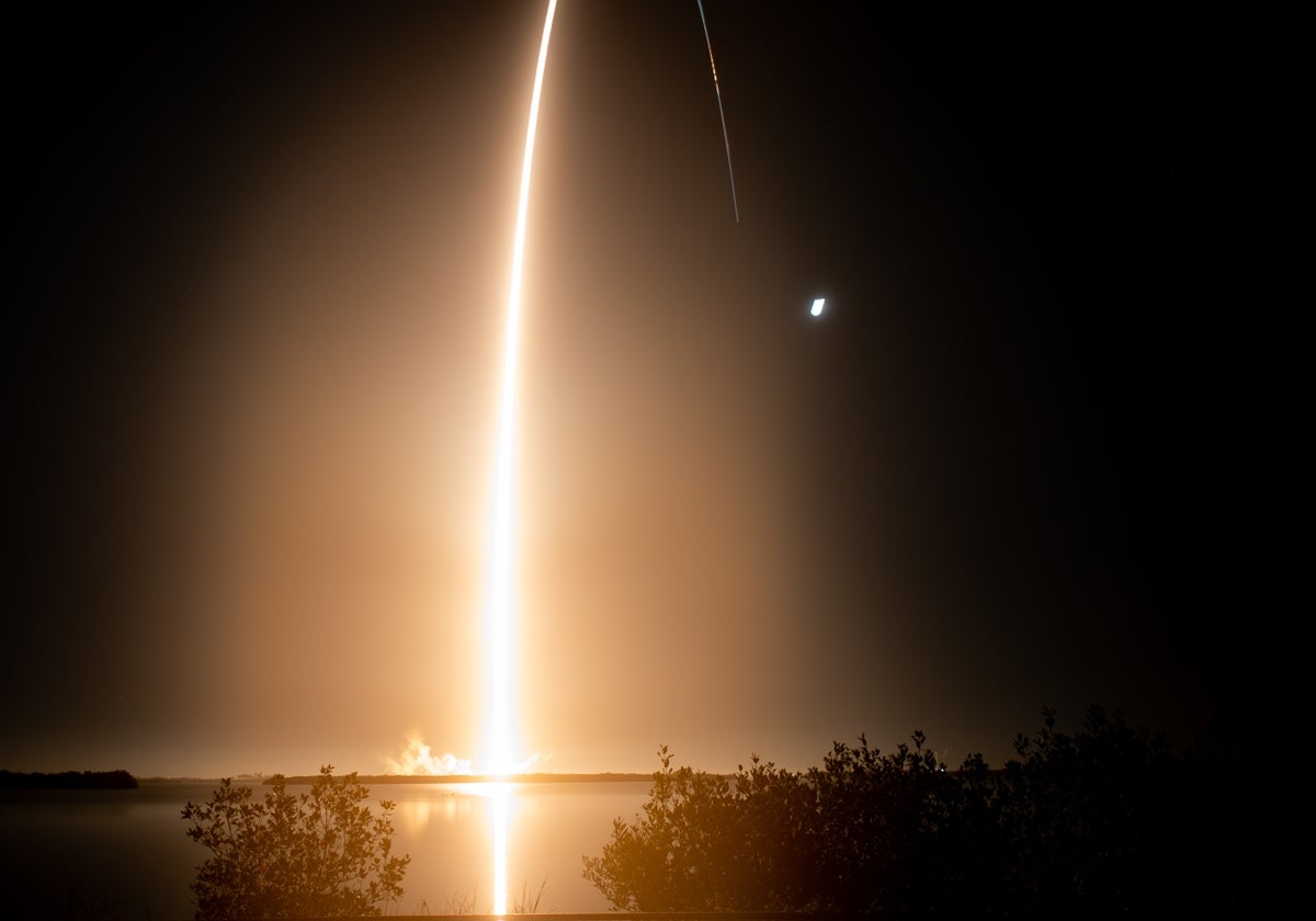 Arco trazado por la trayectoria del cohete SLS de la NASA tras su despegue en la misión Artemis I desde Cabo Cañaveral