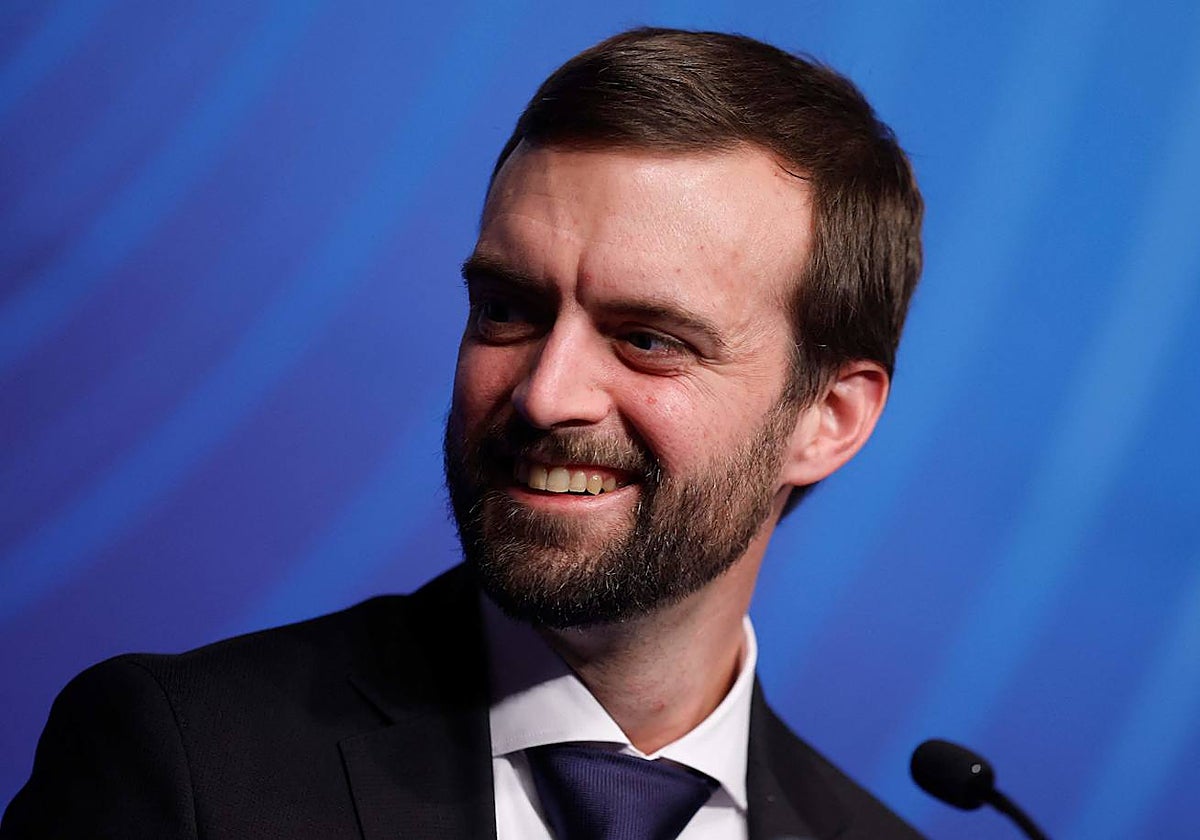 El físico Alex Zylstra durante la rueda de prensa en la que se anunció que se había conseguido el hito de la ignición en fusión