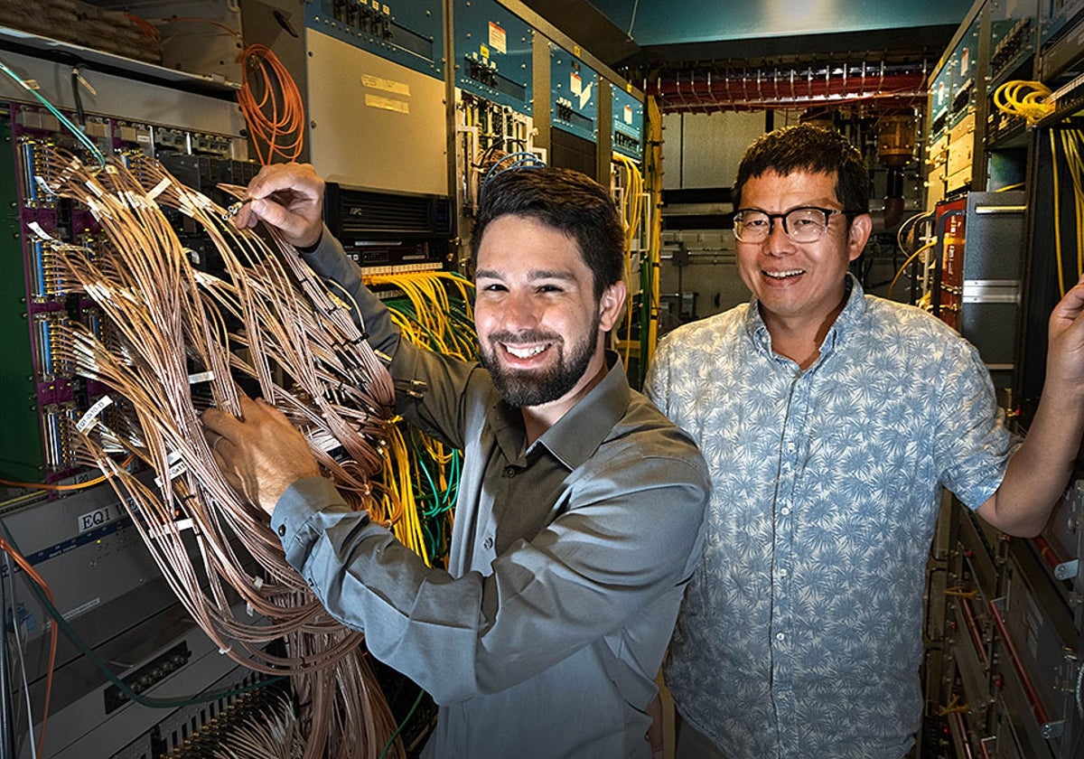 Daniel Brandenburg y Zhangbu Xu en el detector STAR del colisionador RHIC