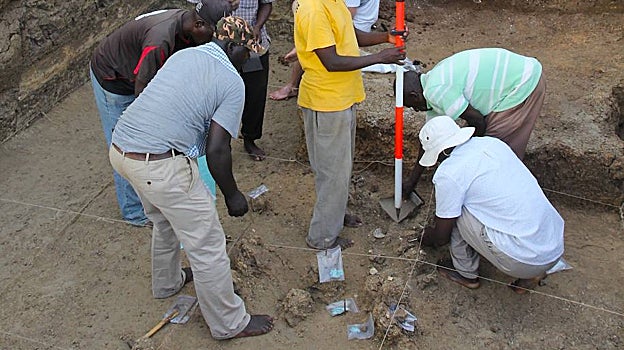 Miembros del equipo de excavación registran la posición de fósiles y artefactos en el sitio de Nyayanga