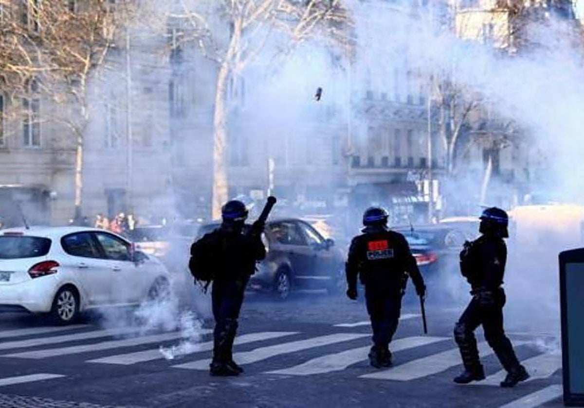 Policías franceses disparando gases lacrimógenos