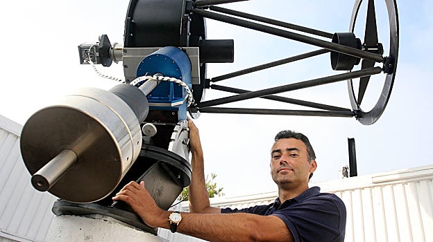 Alberto J. Castro junto a uno de los telescopios de la red BOOTES