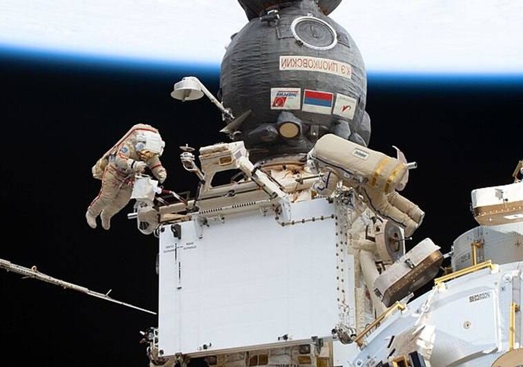 Rusia retrasa el rescate de los astronautas atrapados en la estación espacial por una nueva fuga en otra nave rusa