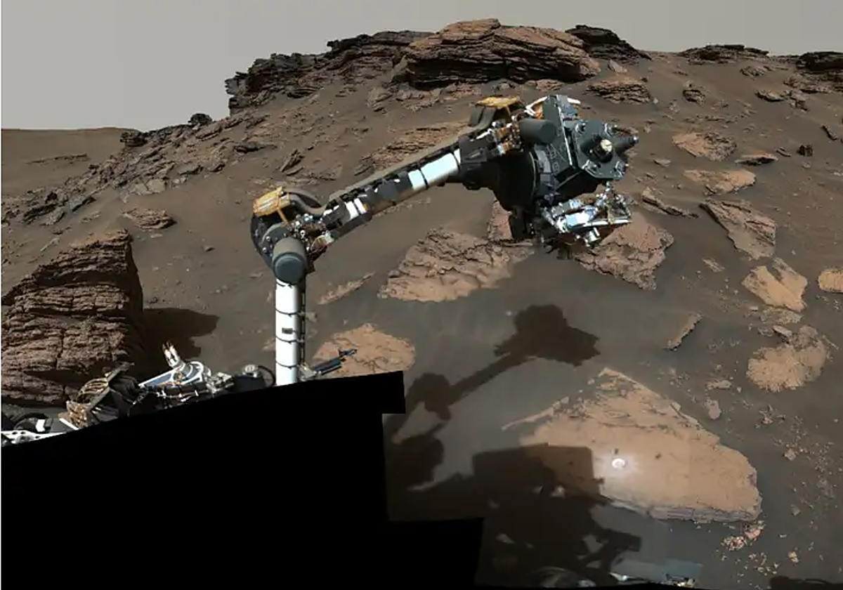 El rover Perseverance, de la NASA, trabaja en el afloramiento rocoso en Marte