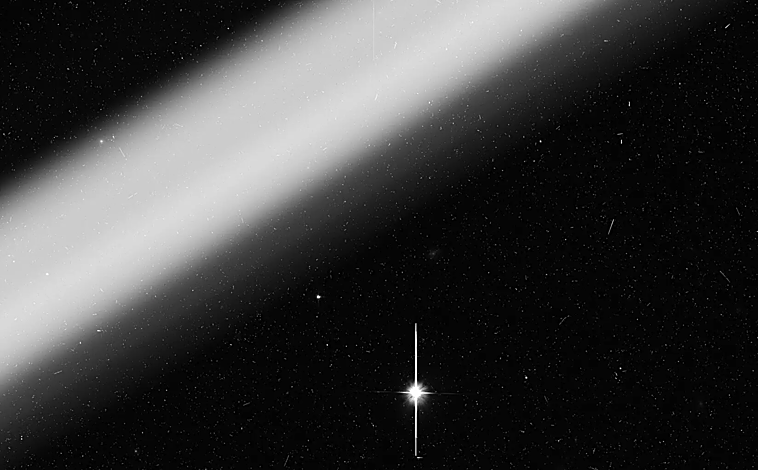 Imagen principal - Imágene del Hubble en la que aparecen rayas o brillos causados por el paso de satélites