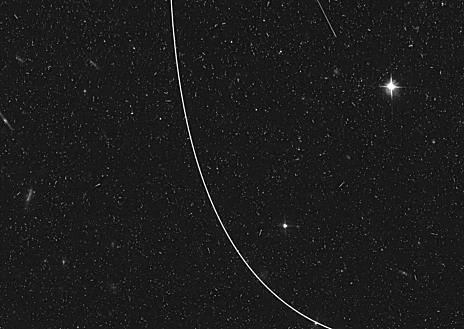 Imagen secundaria 1 - Imágene del Hubble en la que aparecen rayas o brillos causados por el paso de satélites