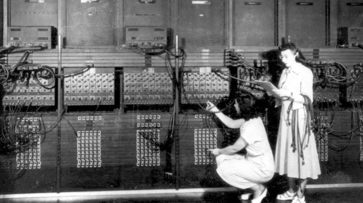 Dos científicas manipulando el Computador e Integrador Numérico Electrónico (ENIAC)