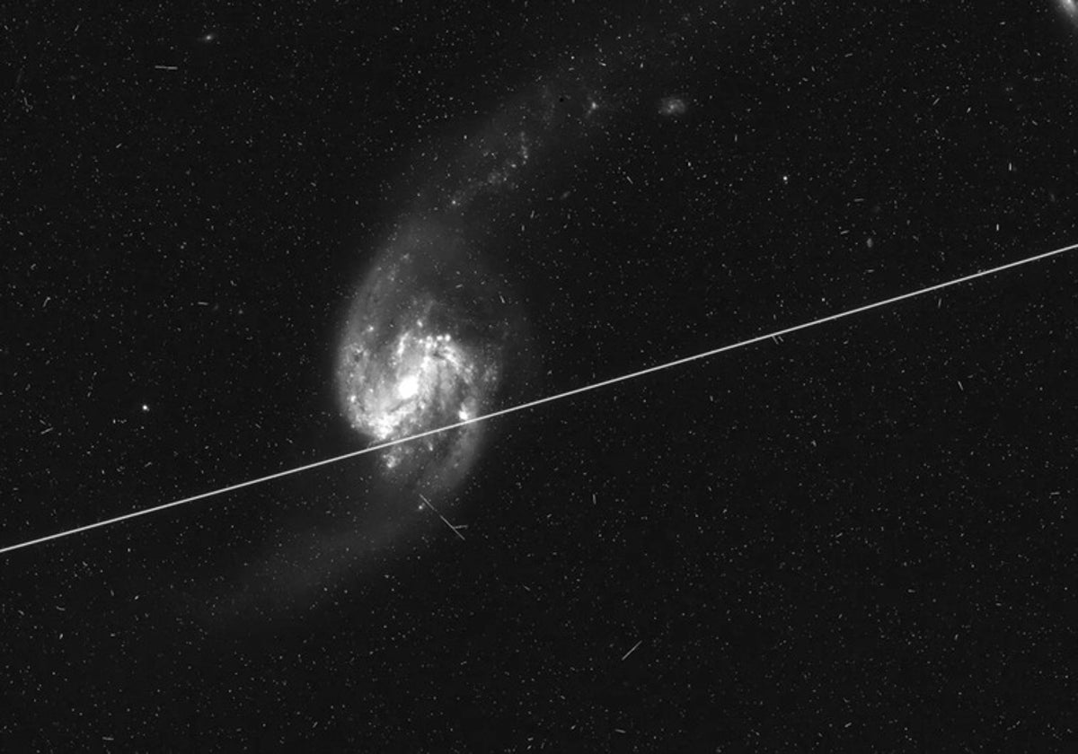 Una imagen del Telescopio Espacial Hubble, 'arruinada' por el paso de un satélite