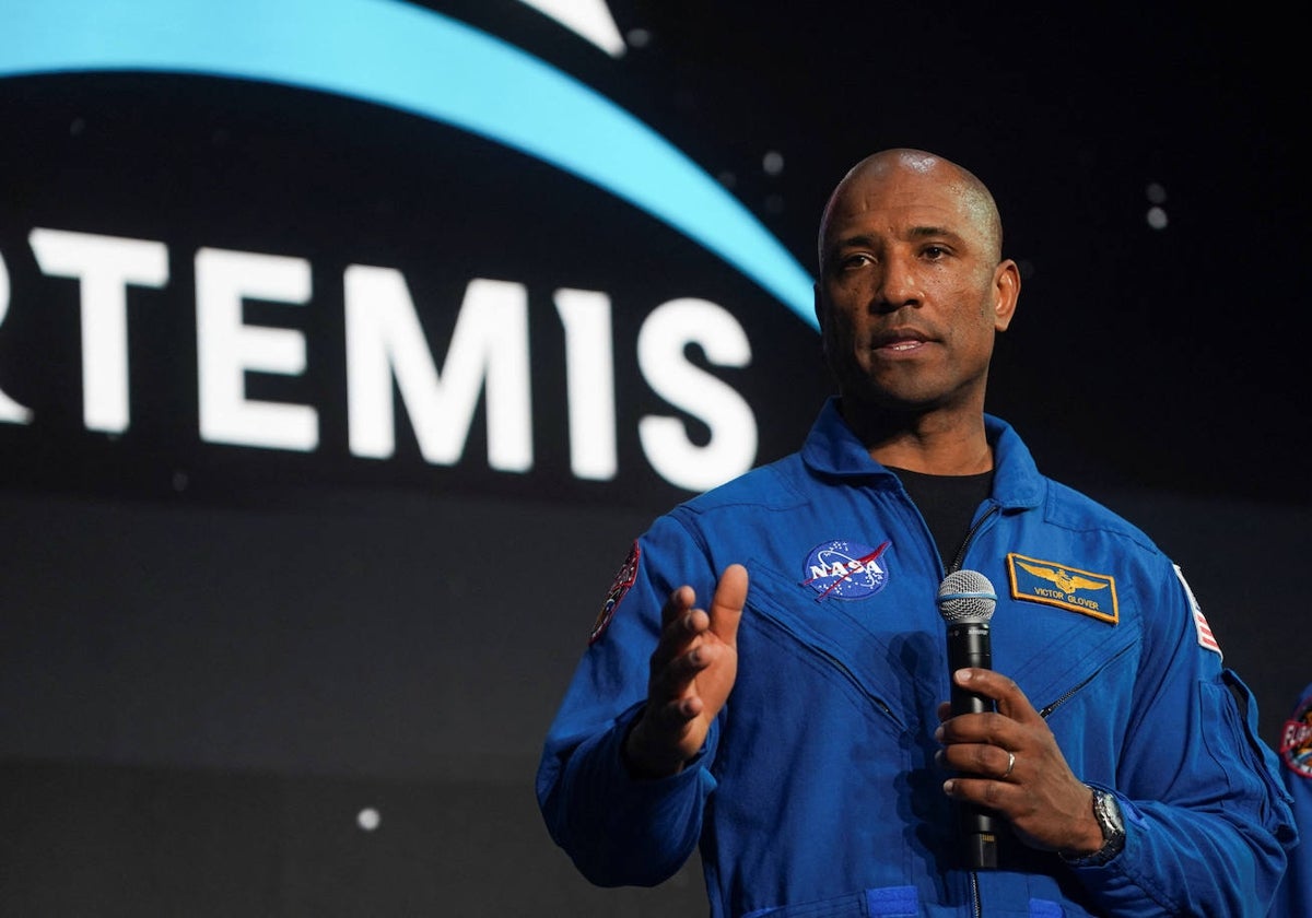 Victor Glover durante la presentación de la tripulación de Artemis 2