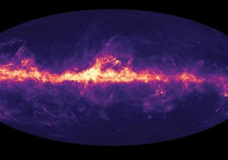 Vista de todo el cielo de Gaia de nuestra Vía Láctea y las galaxias vecinas. El mapa muestra el polvo interestelar que llena la galaxia