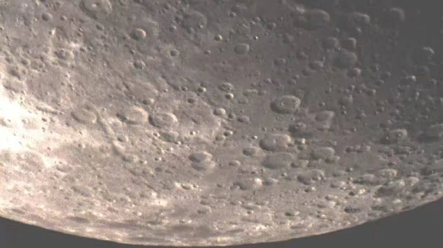 Región lunar alrededor del cráter Janssen mostrando el nivel de craterización de la superficie, así como el esquivo Mare Australe en el límite inferior. Imagen obtenida por el autor desde el Observatorio del Montseny (B06)
