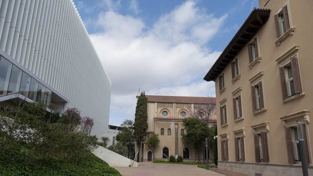 Al fondo de la imagen se ve la capilla en la que está instalado el MareNostrum 4; la pasarela central le conecta con el nuevo edificio, de color gris y de aspecto mucho más moderno, que albergará el MareNostrum 5. A la izquierda, el rectorado de la Universidad Politécnica de Cataluña y la antigua casa de la familia Girona