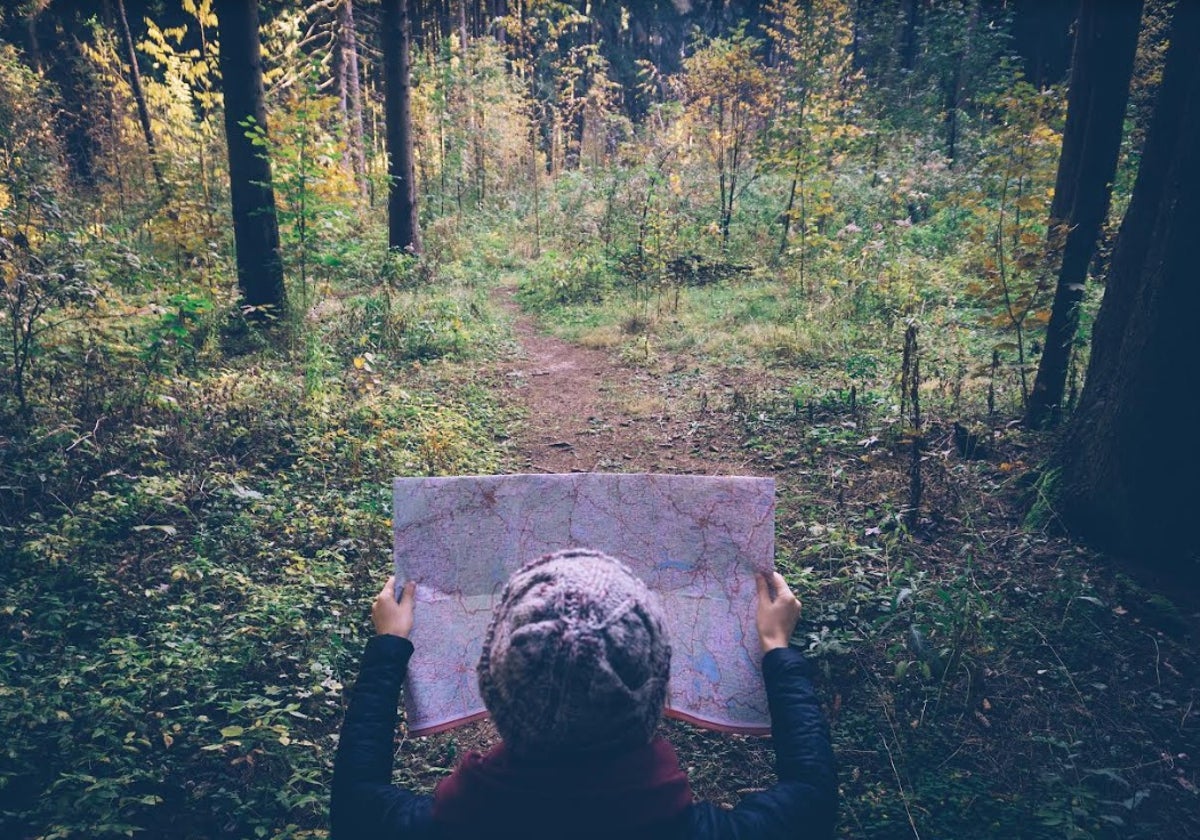 Un excursionista perdido en una imagen de archivo