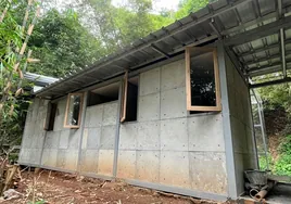 Ingenieros construyen la primera casa hecha con pañales usados