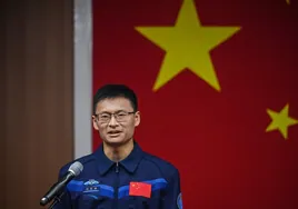 China enviará el martes un civil al espacio por primera vez
