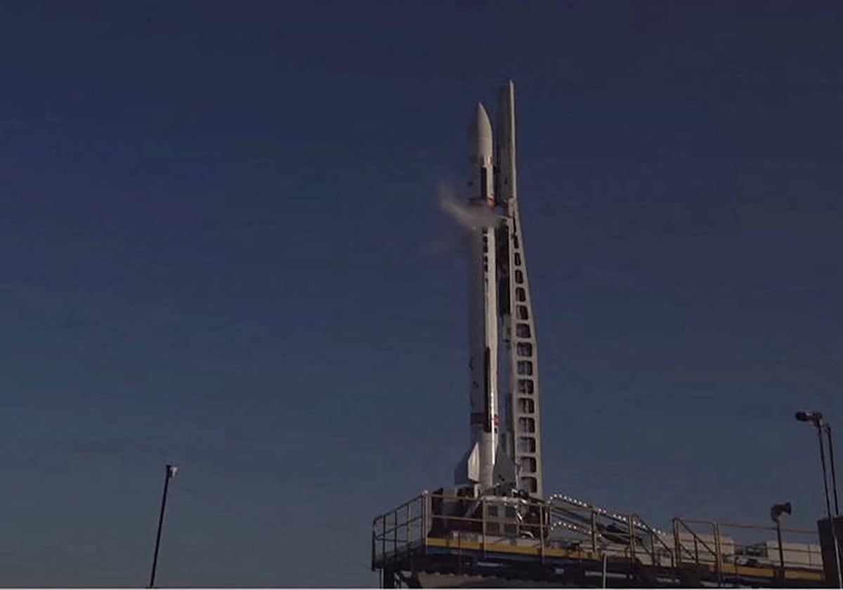 Imágenes del Miura 1 en la base de El Arenosillo (Huelva)