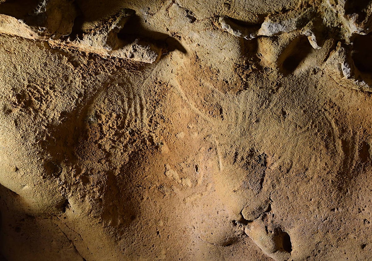 Grabados neandertales  en la cueva de La Roche-Cotard, Valle del Loira, Francia