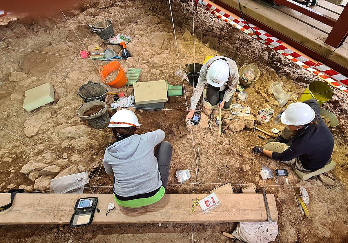 Trabajos de excavación en la cueva donde han aparecido los restos humanos neandertales