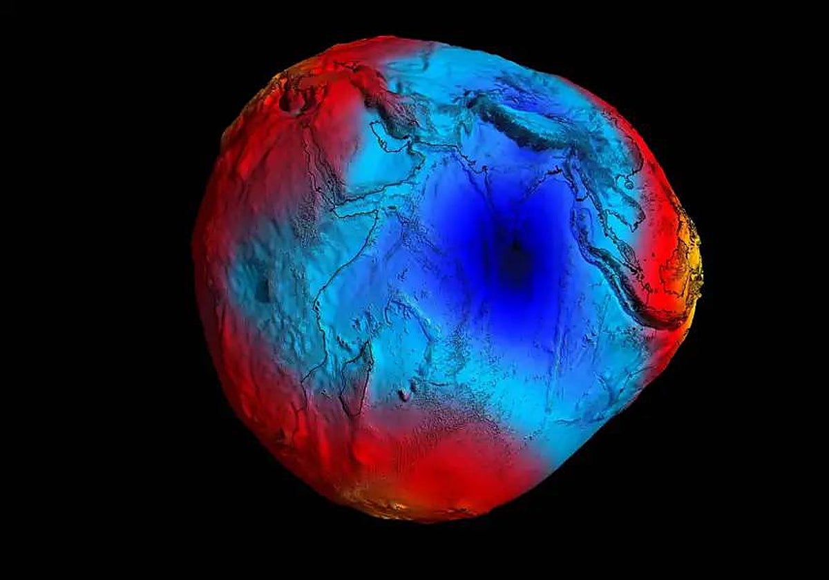 En la imagen, un mapa gravitatorio de la Tierra en el que se aprecia el 'agujero de gravedad' justo al sur de la India. En azul, las zonas más bajas, y en rojo las más altas